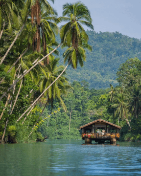 A photo of a floating restaurant cruising Loboc river